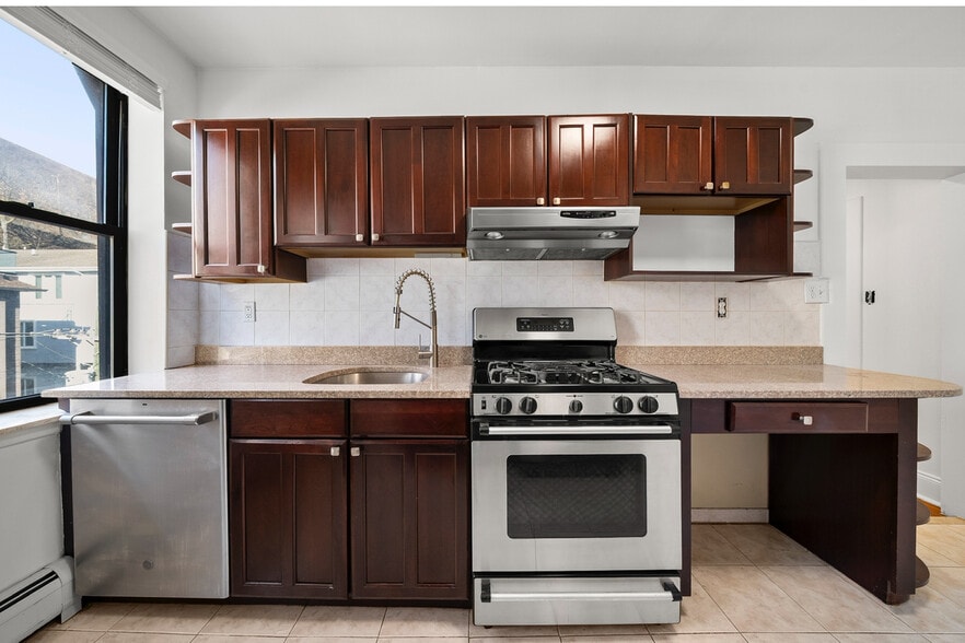 Building Photo - 553 Undercliff Ave