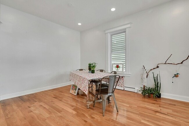 Building Photo - 158 Edgar St