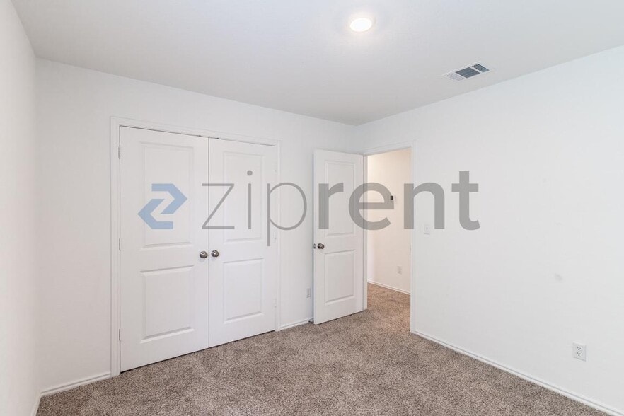 Building Photo - Unit