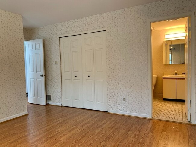 Building Photo - Gorgeous 2-Bedroom Townhome Near the Art Museum! One-Car Garage Included!