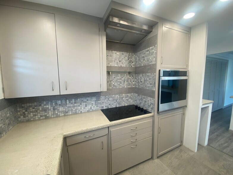 Kitchen range and wall oven - 3716 Claudine St