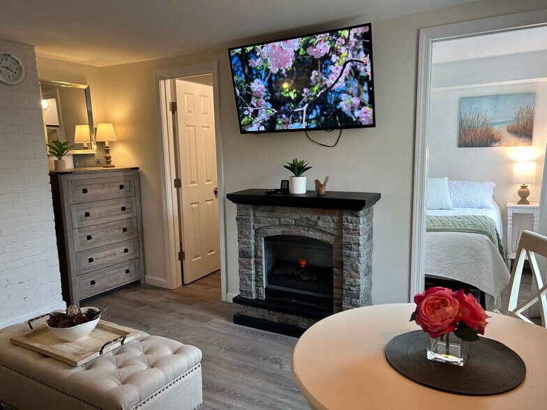 Building Photo - 64 Church St