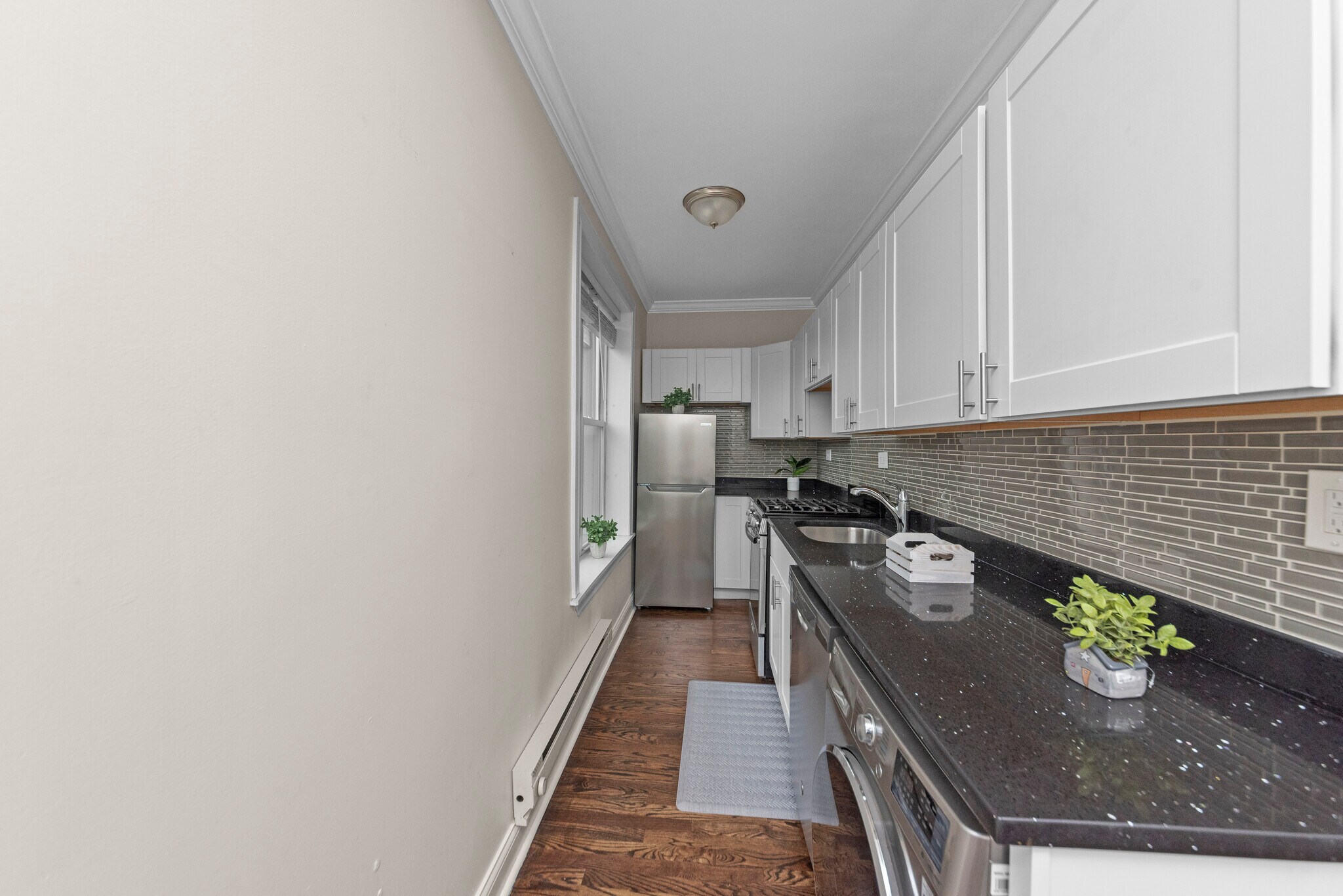 Building Photo - 915 W Waveland Ave