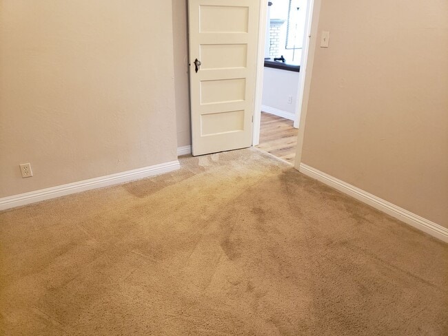 Building Photo - ROOMMATE ADDITION (1) -PLEASE CONTACT ISAB...