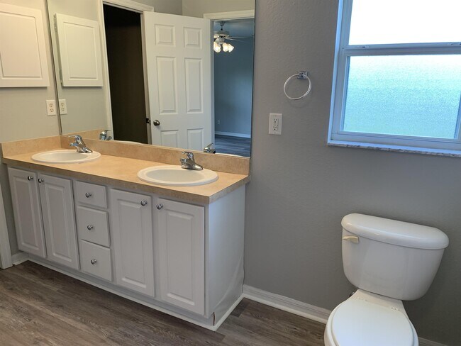 Building Photo - 4311 NE 23rd Pl