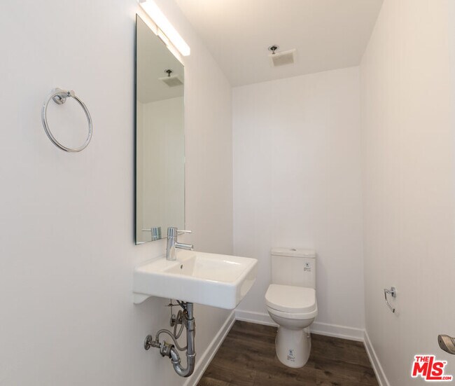 Building Photo - 230 S Hamilton Dr