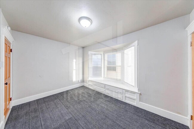 Building Photo - 622 N Mulberry St