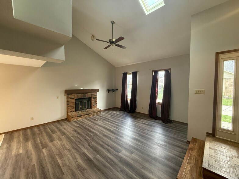 Building Photo - 5123 Pinebrook Dr