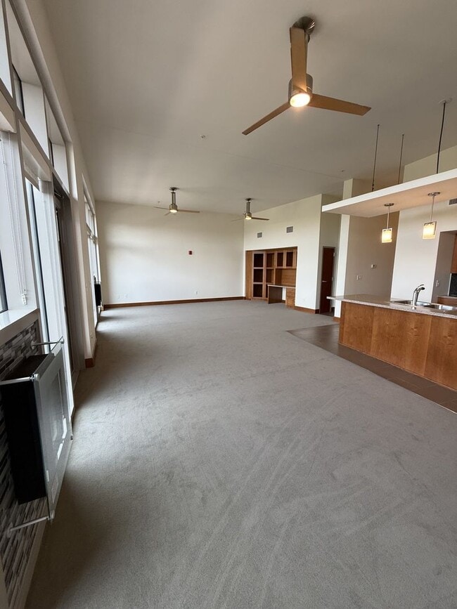 Building Photo - Luxury Apartment
