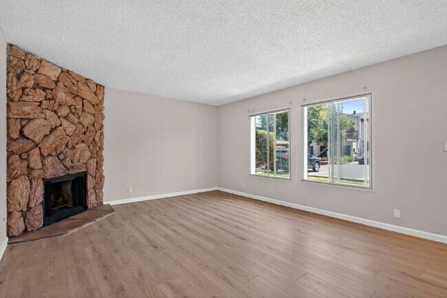 Building Photo - Spacious Condo in Santa Clara - Easy Commute!