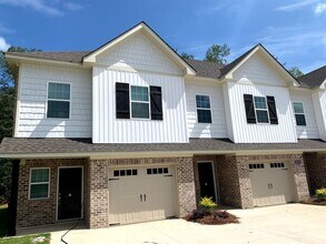 Building Photo - Convenient 3BR/2BA Townhome with Garage & Lawn Care Included