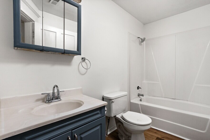 Building Photo - 418 N Drexel Ave