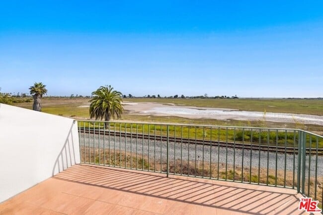 Building Photo - 4297 Carpinteria Ave