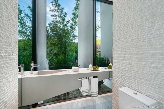 Building Photo - 521 Holiday Dr