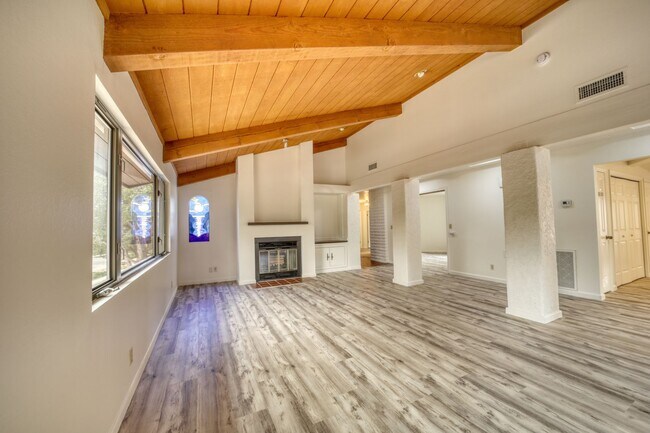 Building Photo - Beauty on Bowstring Drive