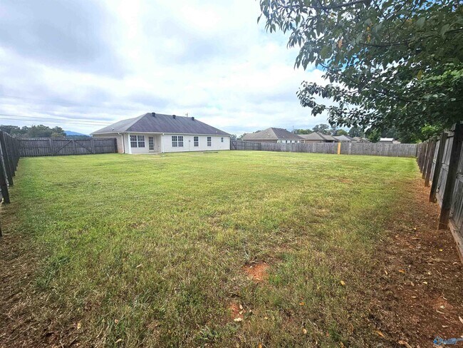 Building Photo - 385 Robinson Rd