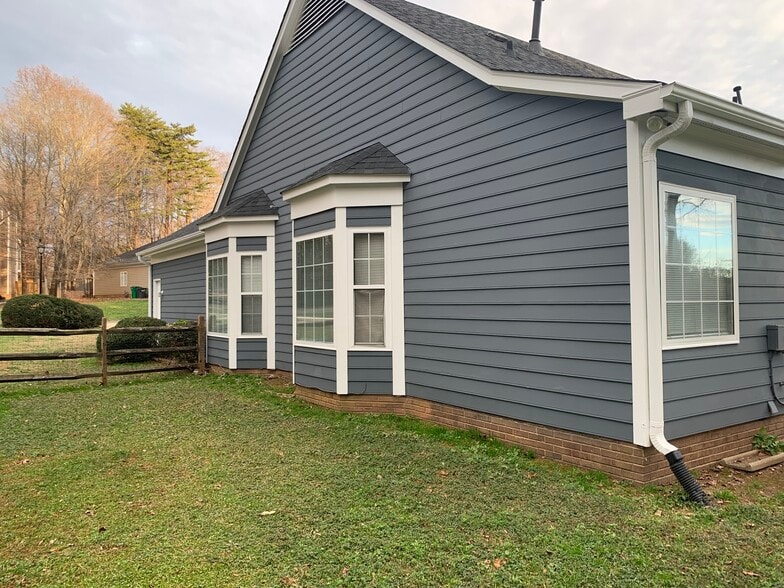 External Side Yard - 5912 Carriage Oaks Dr