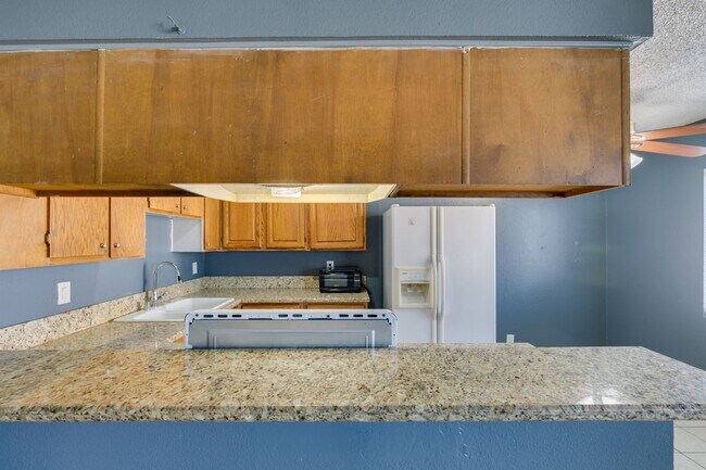 Building Photo - Charming 2-Bedroom Unit in a Well-Maintained 4-Plex!