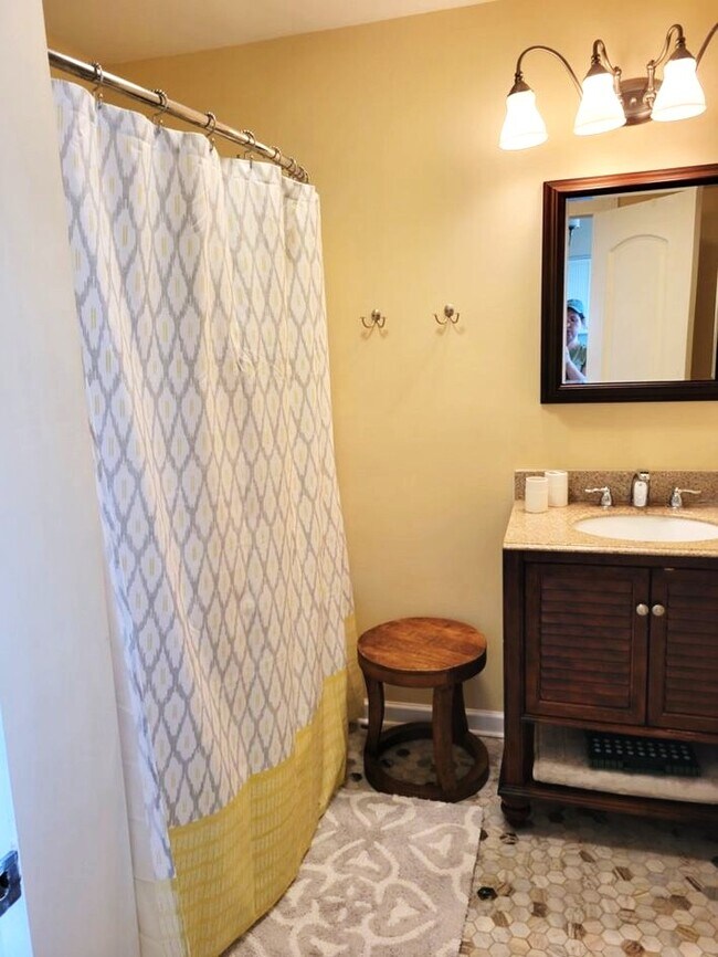 Building Photo - 8034 Riverview Rd