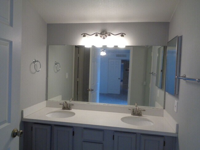 Building Photo - Spacious condo in Scottsdale-close to Scot...