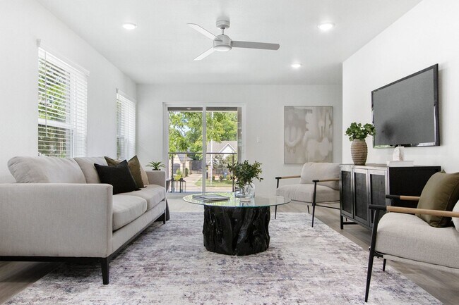 Building Photo - ** MOVE IN SUMMER 6/28/2028 **  4 Bedroom 4.5 Bathroom Very Short walk to TCU campus