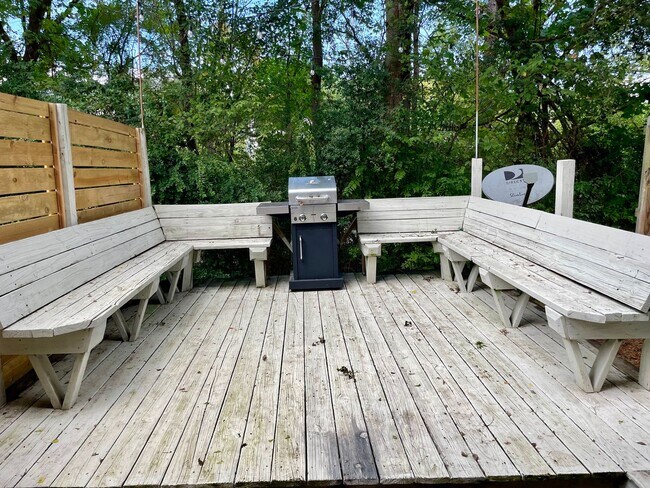 Building Photo - 2 Bedroom, 2.5 Bath, Fully Furnished Walking Distance to Campus