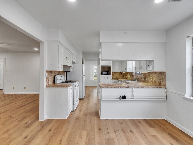 Building Photo - 418 Oakhill Dr