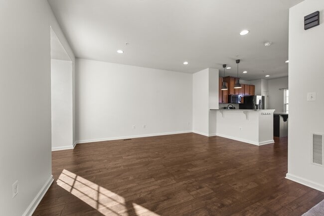 Building Photo - 712 White Walnut Ln