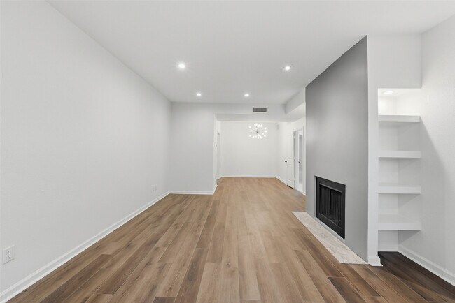 Building Photo - 2100 Tanglewilde St