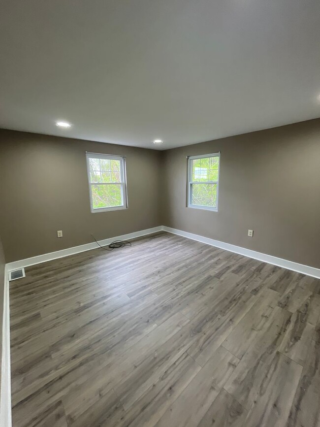 Building Photo - Beautifully renovated 5 bed 2 bath home re...