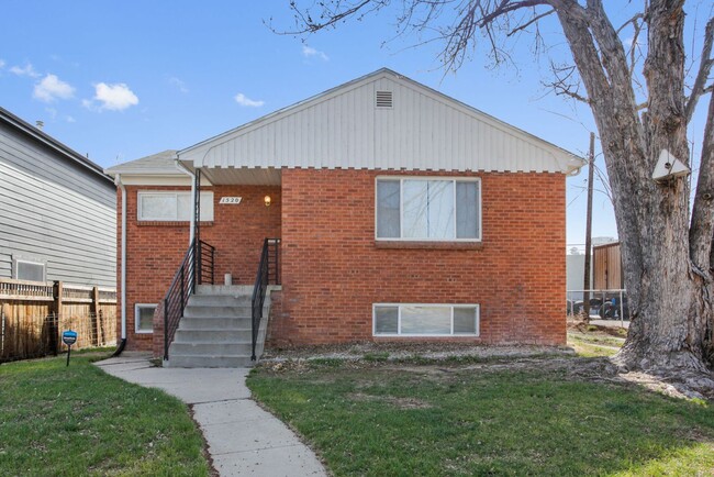 Building Photo - 2 Bedroom Townhome in Denver