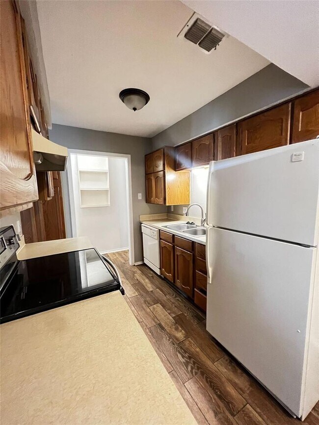 Building Photo - Awesome move in Ready Home!!