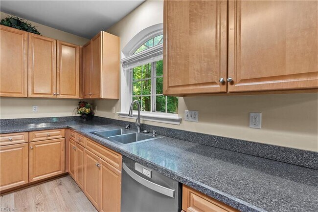 Building Photo - 13468 Whippingham Pkwy