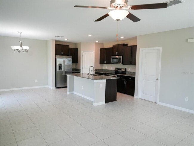 Building Photo - 402 Royal Empress Dr