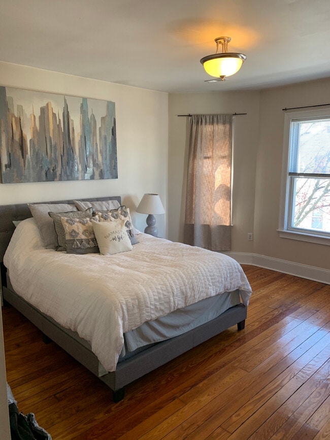 Building Photo - 212 L St