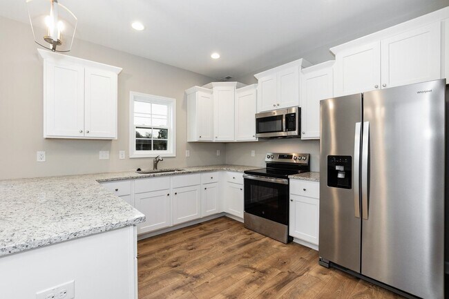 Building Photo - Three Bedroom Home!