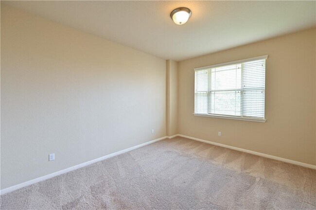 Building Photo - 100 Lake Mineral Wells Dr