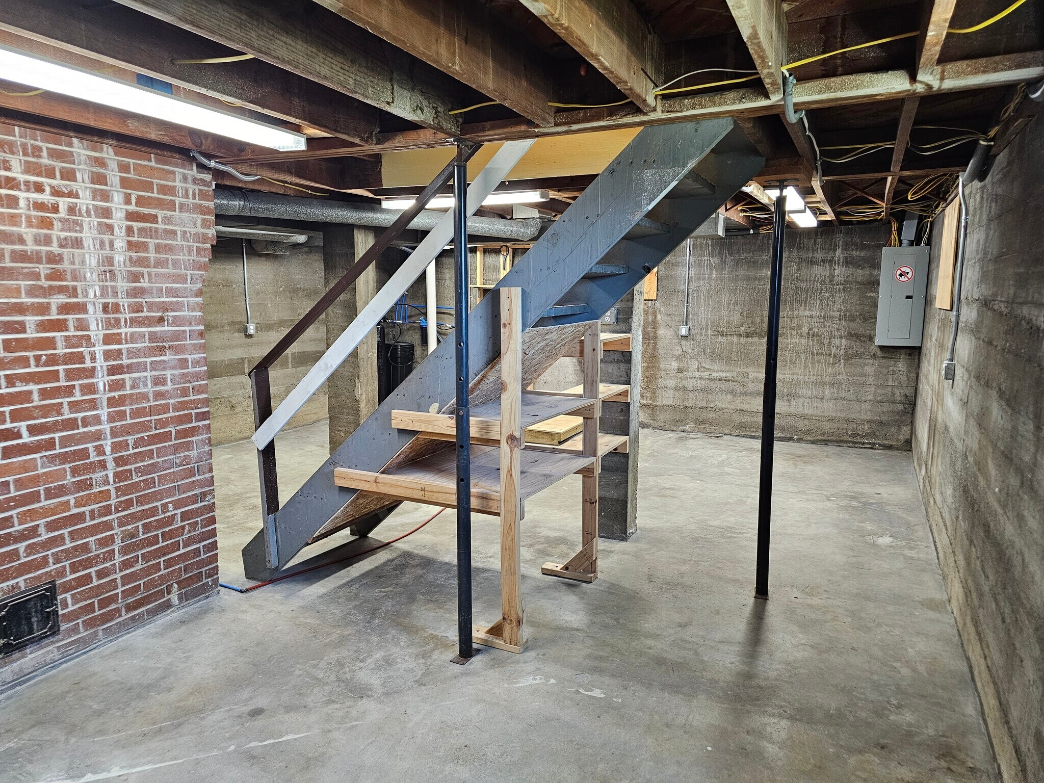 Building Photo - 2 N Benton St