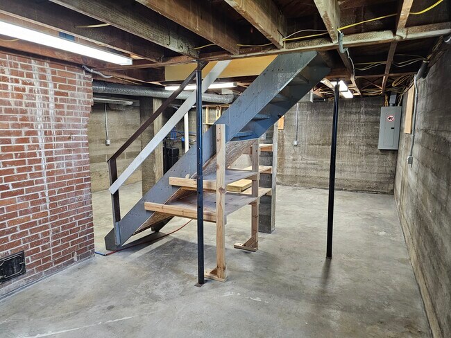 Building Photo - 2 N Benton St