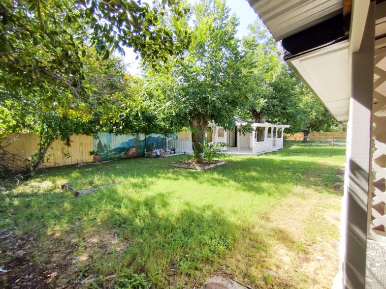 Building Photo - 1206 Pine Dr