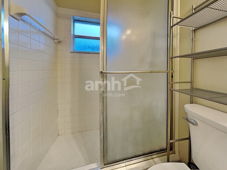 Building Photo - 17758 Oak Bridge St