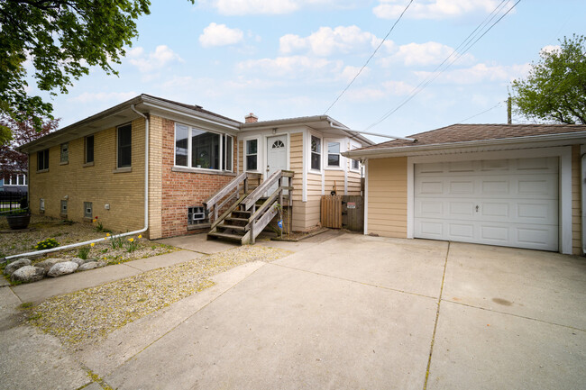 Building Photo - 6500 W Raven St