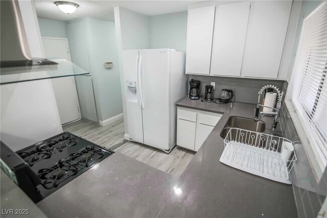 Building Photo - 7399 Topeka Dr