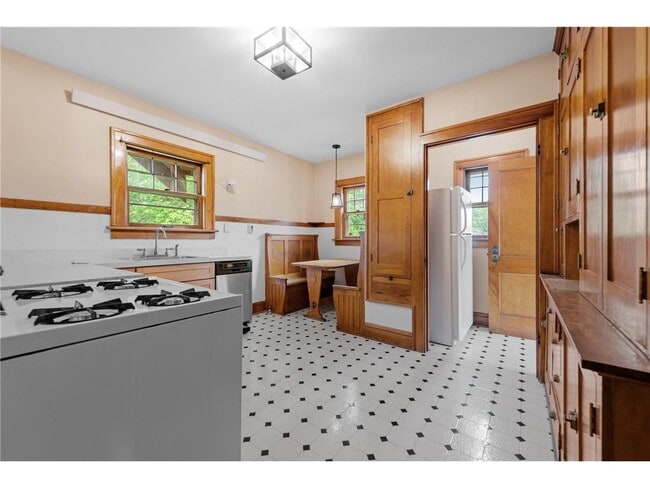 Building Photo - 220 W 40th St