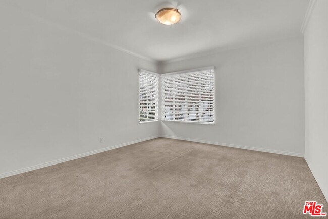 Building Photo - 154 N Sycamore Ave