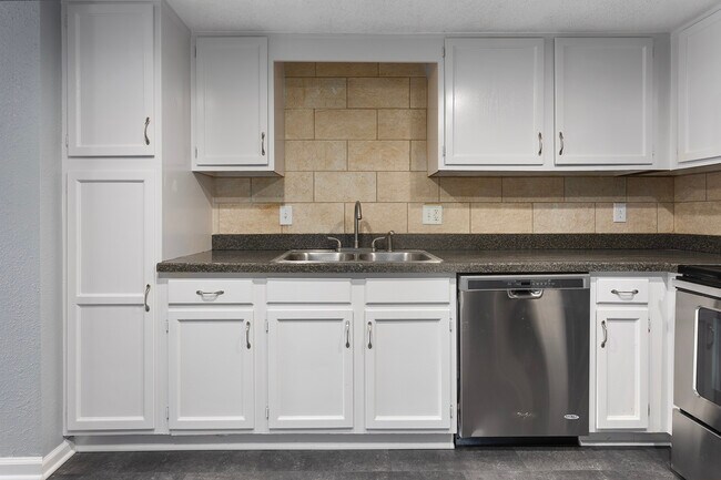 Building Photo - 577 NW Valleybrook Rd
