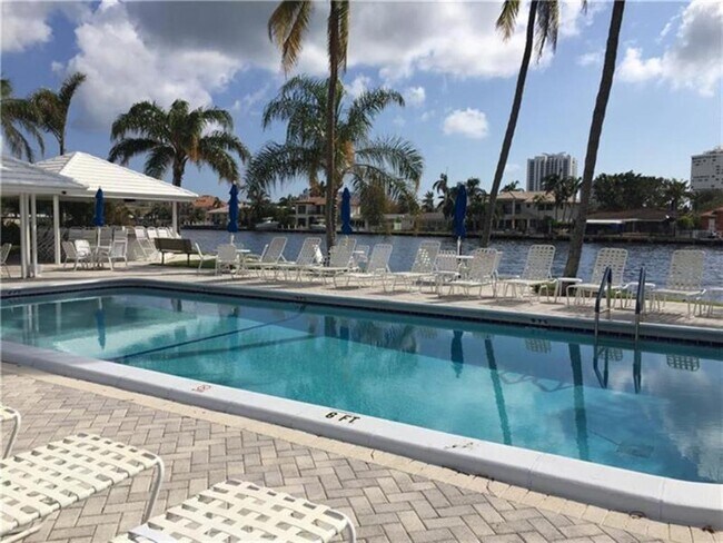 Building Photo - 6521 Bay Club Dr