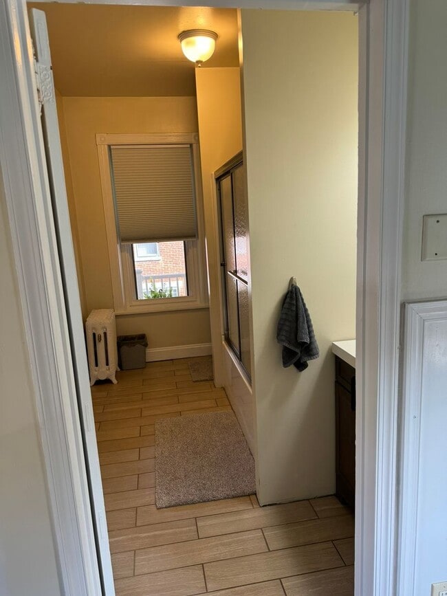 Building Photo - 412 E 4th St