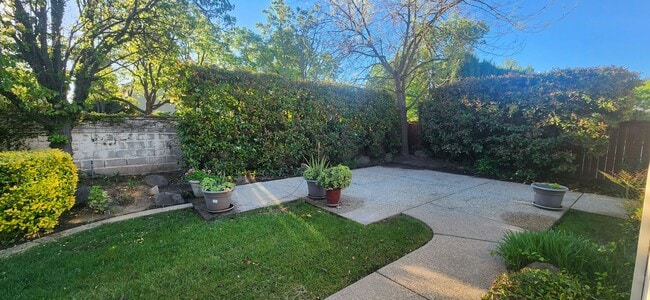 Building Photo - 3 Bedroom Plus Large office in Laguna West/Lakeside Community