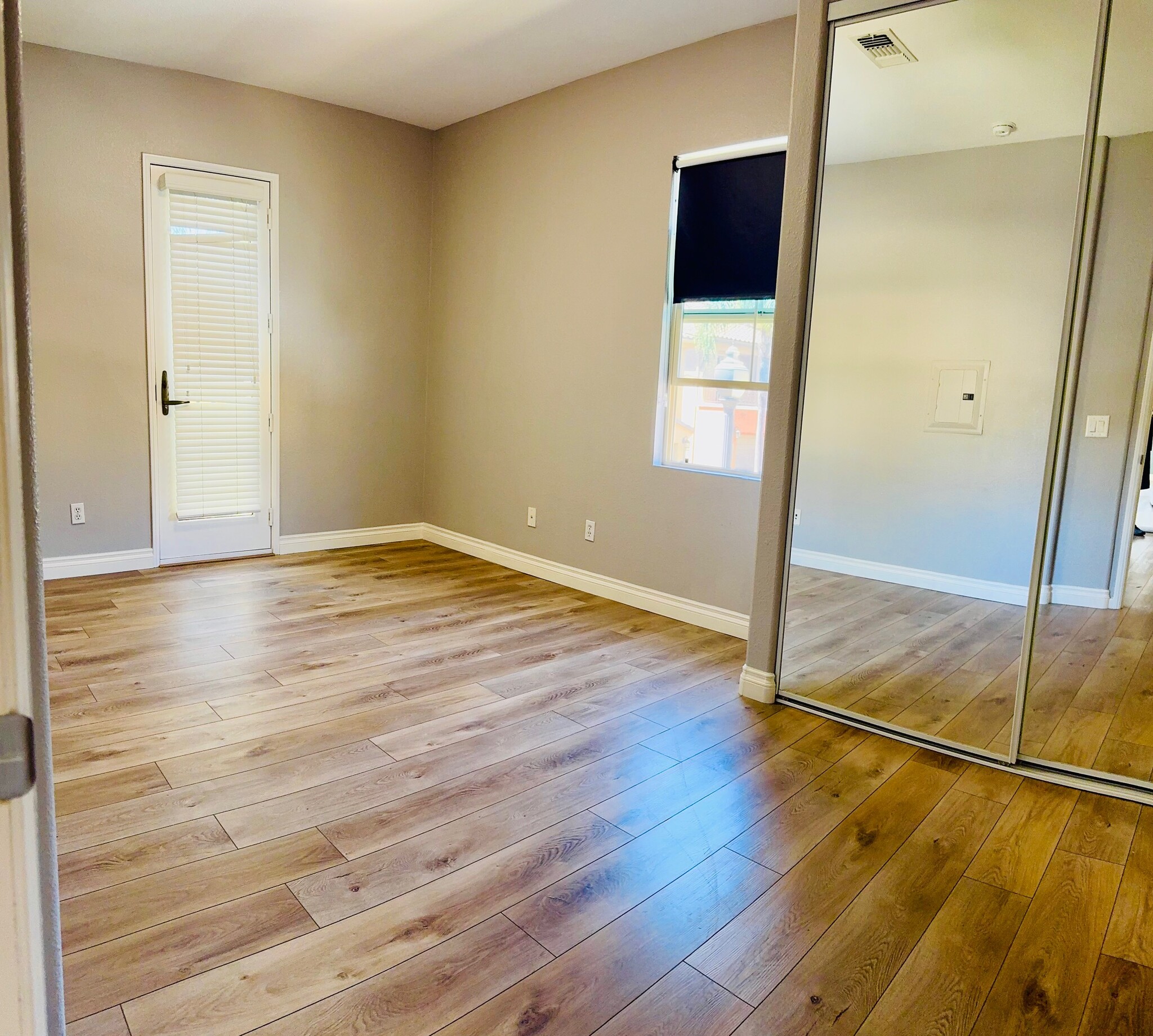 Building Photo - 2627 Bellezza Dr